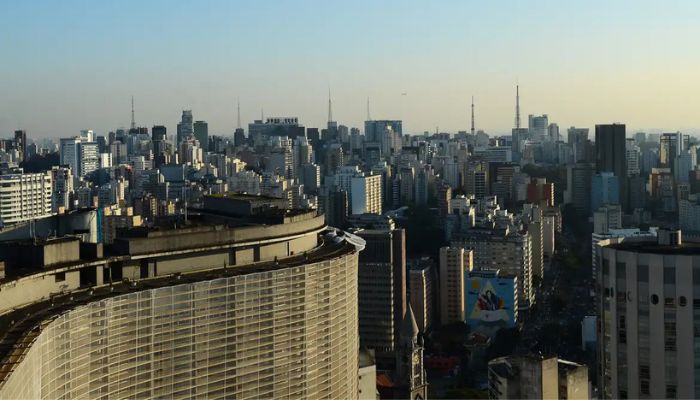 © Rovena Rosa/Agência Brasil Prédios com vidraças nas cidades ameaçam aves, aponta pesquisa